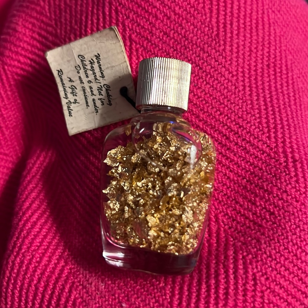 REAL GOLD…flakes in a bottle! “A gift of remaining value” souvenir gold flakes